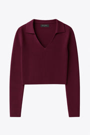 Top canalé de punto, fit ajustado, manga corta y escote v con cuello polo.