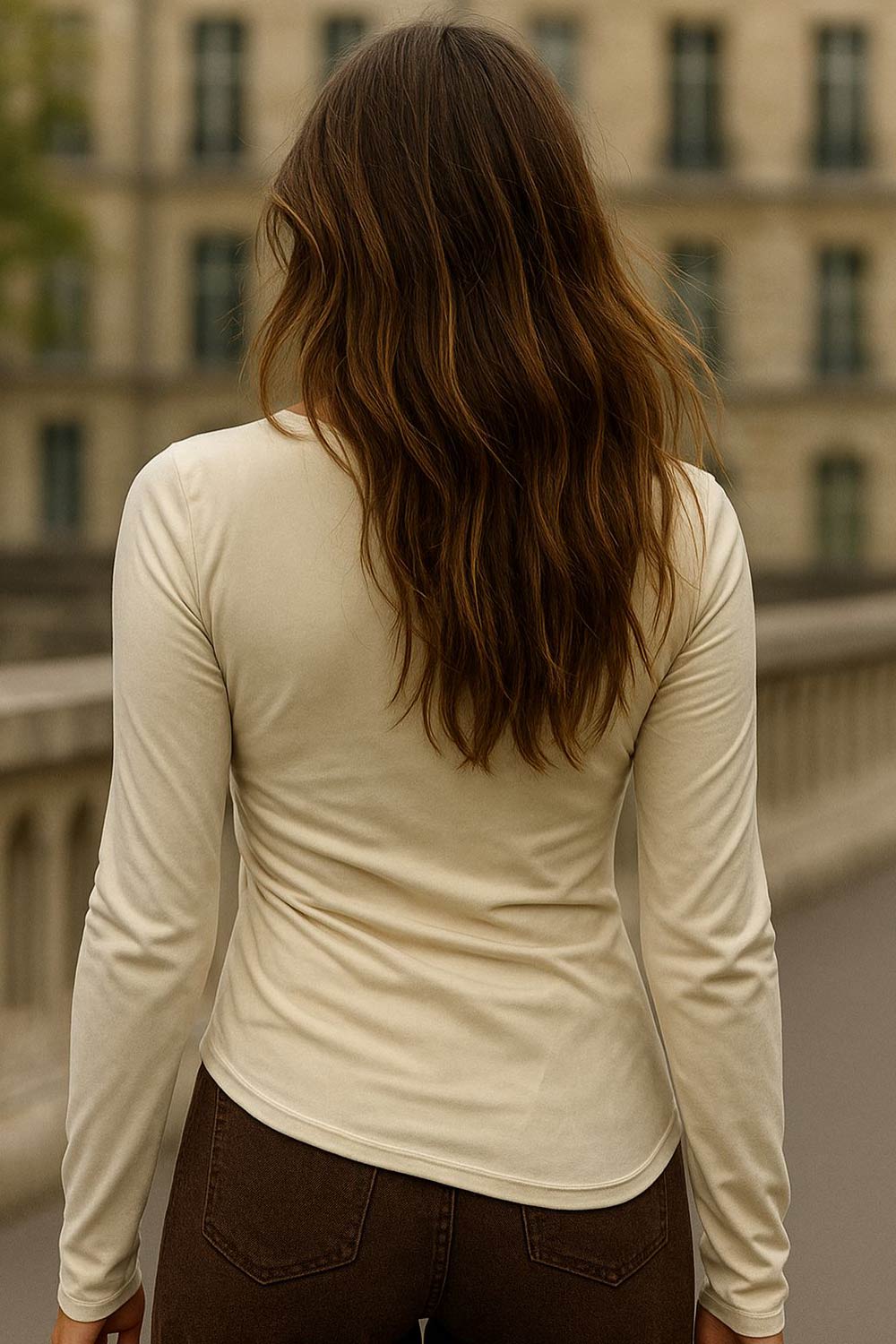 Top de gamuza, fit ajustado, manga larga, cuello barco, bajo asimétrico y detalle de plisados en costado.