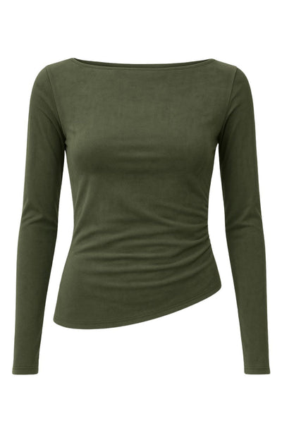 Top de gamuza, fit ajustado, manga larga, cuello barco, bajo asimétrico y detalle de plisados en costado.