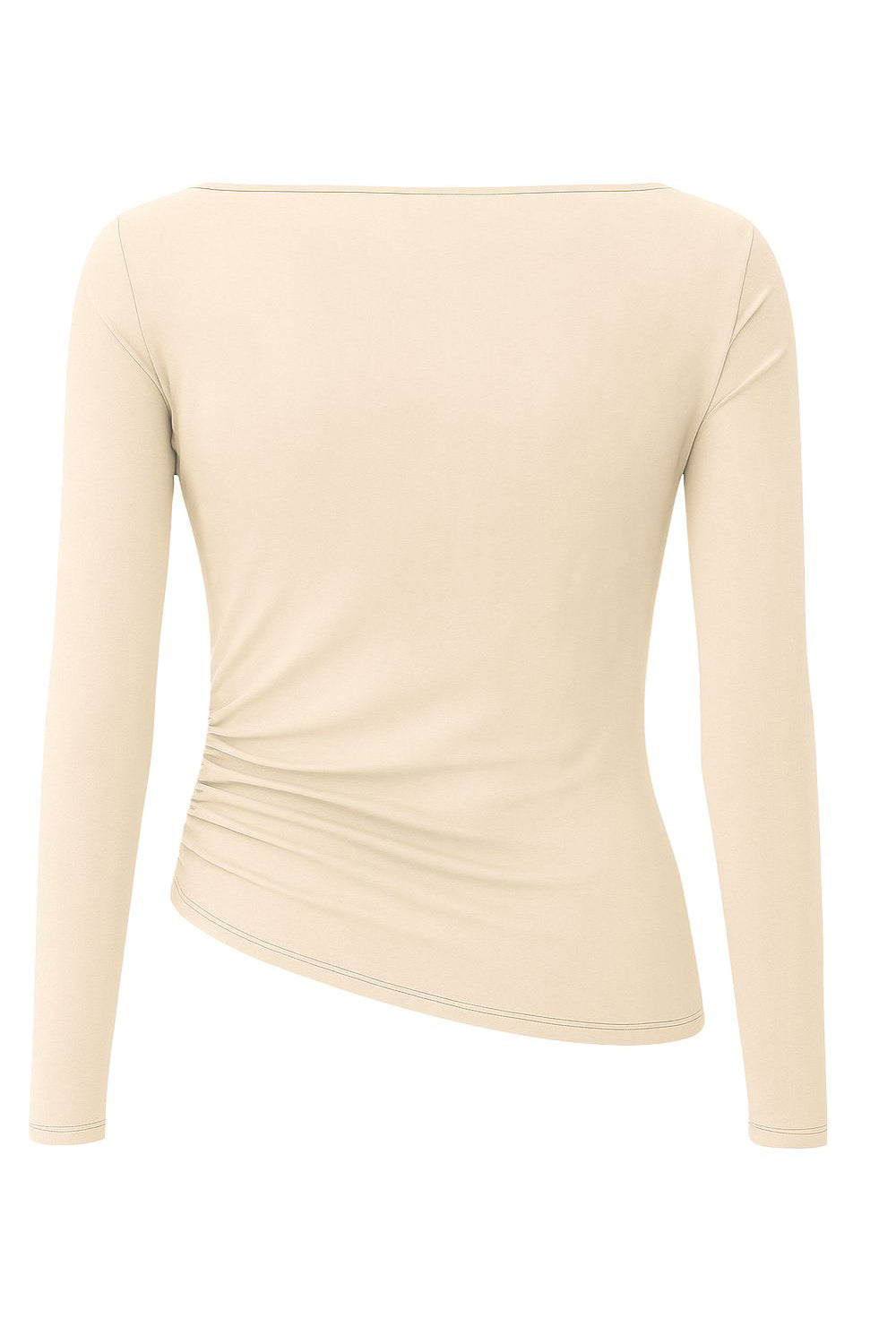 Top de gamuza, fit ajustado, manga larga, cuello barco, bajo asimétrico y detalle de plisados en costado.