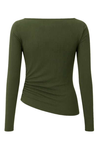 Top de gamuza, fit ajustado, manga larga, cuello barco, bajo asimétrico y detalle de plisados en costado.