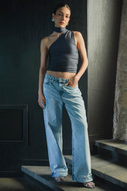 Top satinado asimétrico, de fit ajustado, detalles plisados laterales y en hombro, sin mangas, un hombro, escote diagonal y choker con plisados. Cierre posterior con botón y ojal.