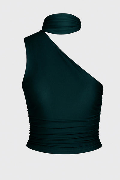 Top satinado asimétrico, de fit ajustado, detalles plisados laterales y en hombro, sin mangas, un hombro, escote diagonal y choker con plisados. Cierre posterior con botón y ojal.