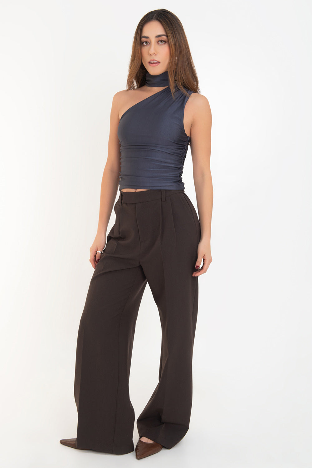 Top satinado asimétrico, de fit ajustado, detalles plisados laterales y en hombro, sin mangas, un hombro, escote diagonal y choker con plisados. Cierre posterior con botón y ojal.