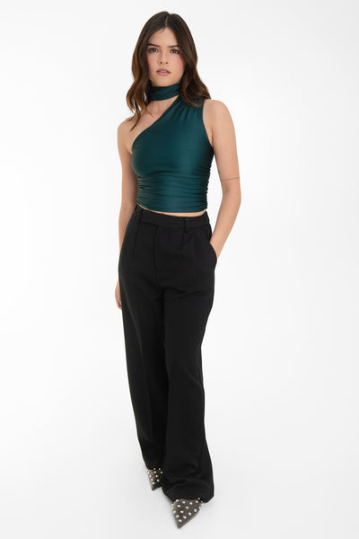 Top satinado asimétrico, de fit ajustado, detalles plisados laterales y en hombro, sin mangas, un hombro, escote diagonal y choker con plisados. Cierre posterior con botón y ojal.