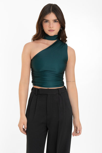 Top satinado asimétrico, de fit ajustado, detalles plisados laterales y en hombro, sin mangas, un hombro, escote diagonal y choker con plisados. Cierre posterior con botón y ojal.