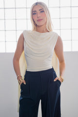 Top sin mangas detalle decorativo con plisados