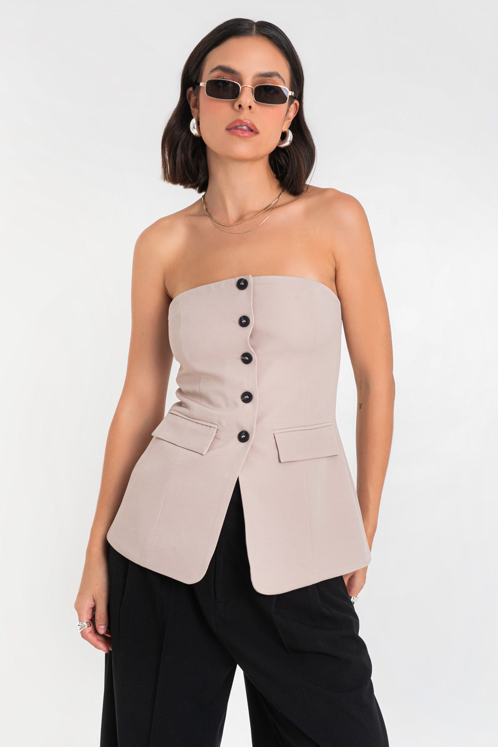 Top strapless de fit ajustado, corte en a, escote recto, bolsillos decorativos frontales con cartera y cierre frontal con hilera de botones en contraste.