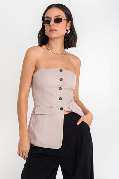 Top strapless de fit ajustado, corte en a, escote recto, bolsillos decorativos frontales con cartera y cierre frontal con hilera de botones en contraste.