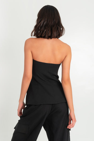 Top strapless de fit ajustado, corte en a, escote recto, bolsillos decorativos frontales con cartera y cierre frontal con hilera de botones en contraste.