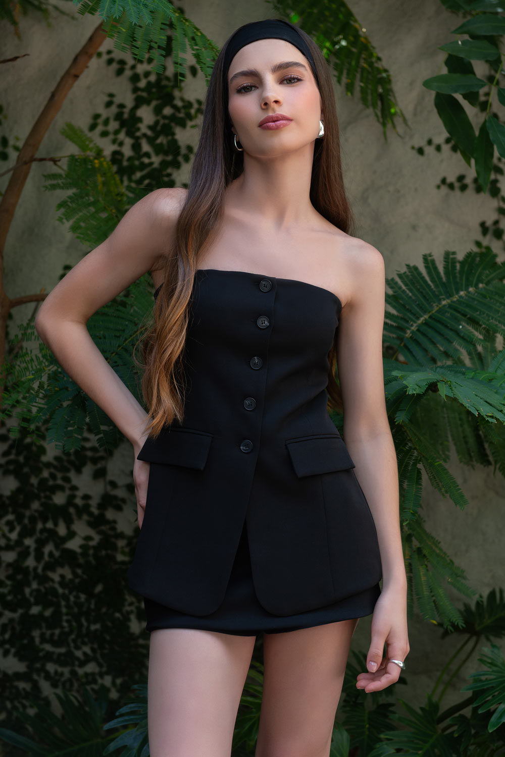 Top strapless de fit ajustado, corte en a, escote recto, bolsillos decorativos frontales con cartera y cierre frontal con hilera de botones en contraste.