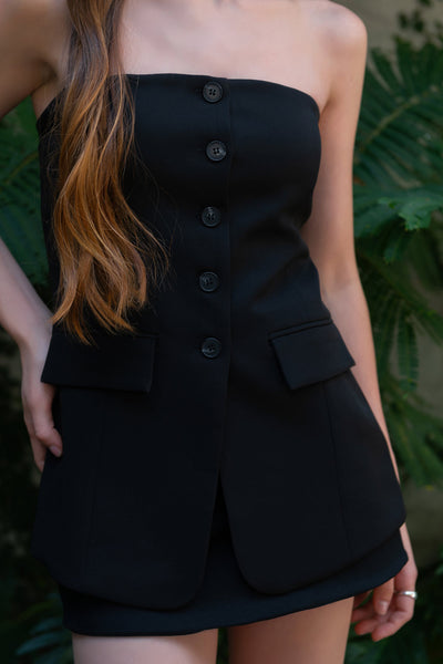 Top strapless de fit ajustado, corte en a, escote recto, bolsillos decorativos frontales con cartera y cierre frontal con hilera de botones en contraste.