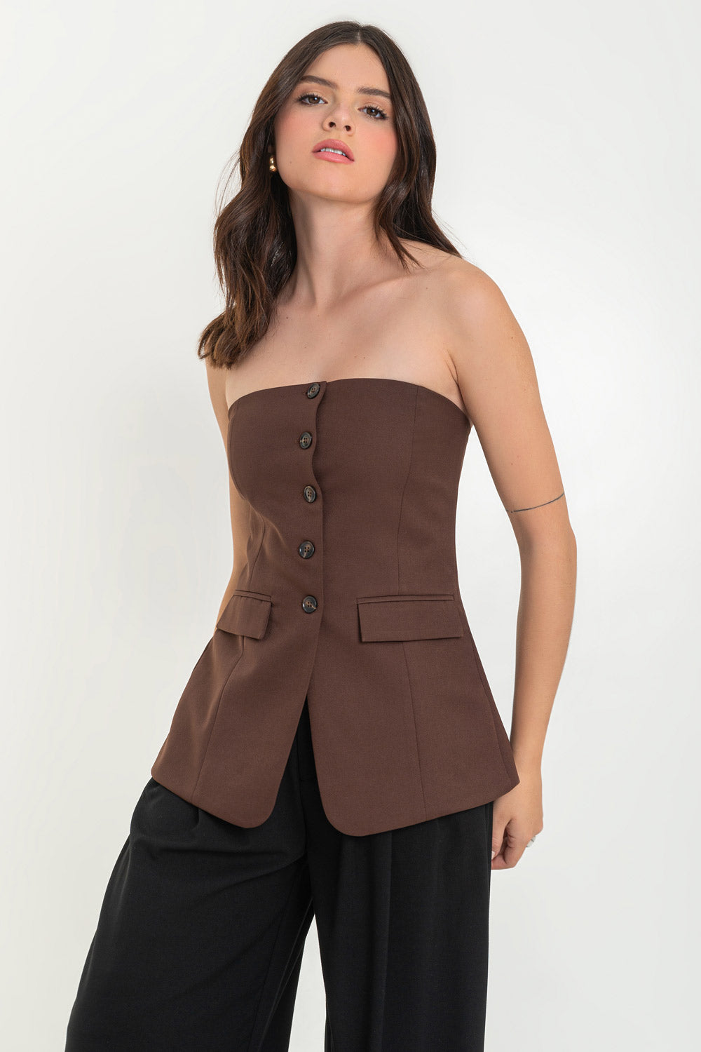 Top strapless de fit ajustado, corte en a, escote recto, bolsillos decorativos frontales con cartera y cierre frontal con hilera de botones en contraste.