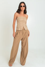 Top tubo de fit ajustado, strapless, escote corazón, bolsillos decorativos frontales con cartera bajo curveado y cierre frontal con hilera de botones. Detalle de fruncido en espalda.