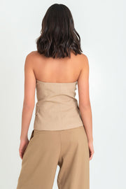 Top tubo de fit ajustado, strapless, escote corazón, bolsillos decorativos frontales con cartera bajo curveado y cierre frontal con hilera de botones. Detalle de fruncido en espalda.