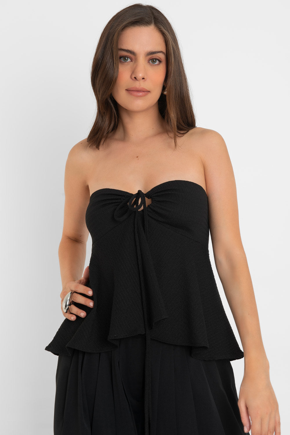 Top corto strapless de escote corazón con jareta ajustable y plisados frontales. Detalle de peplum con olanes y fruncido en espalda.