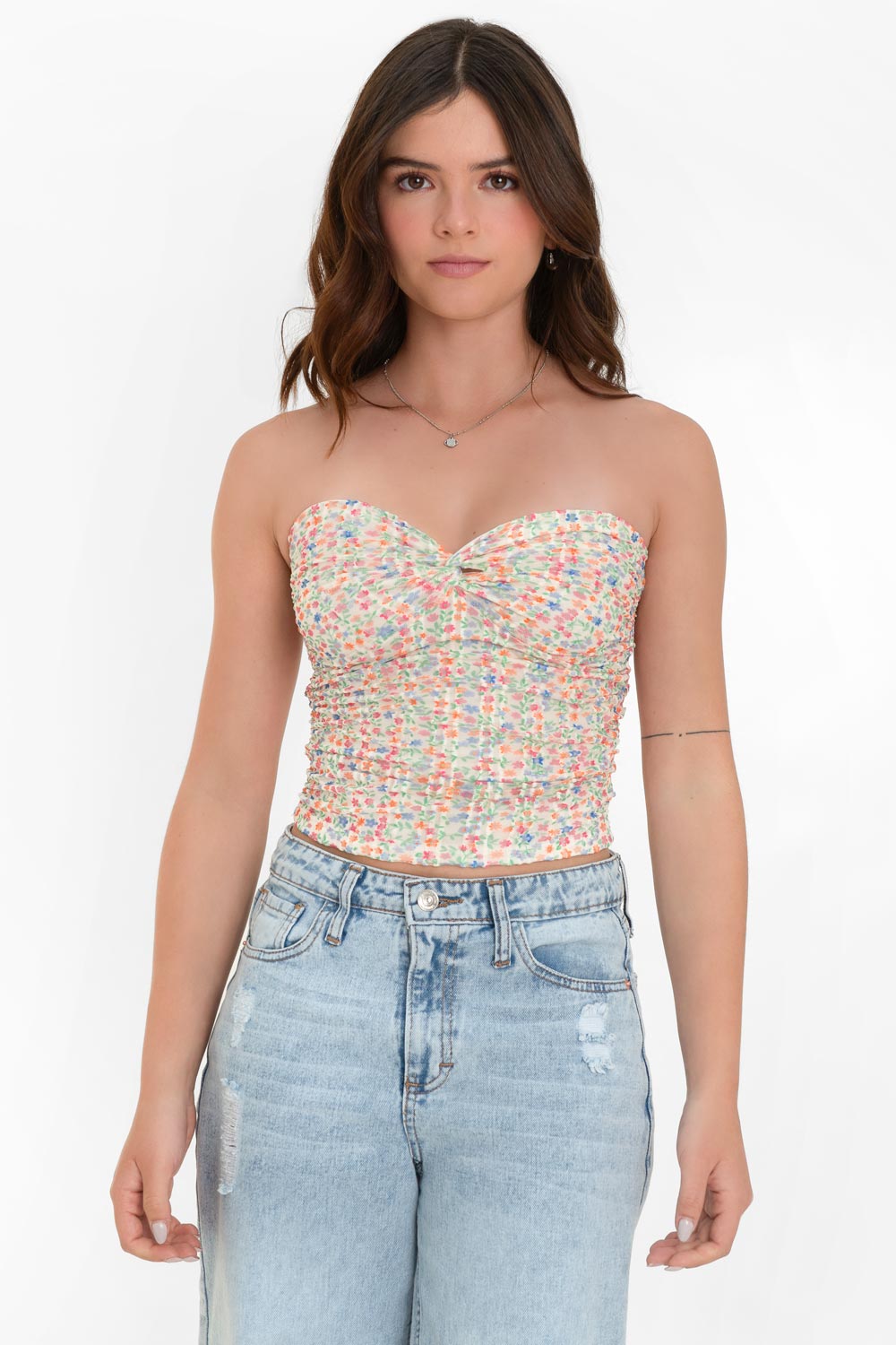 Top corto strapless, de mesh, estampado floral, fit ajustado, escote corazon con nudo frontal y plisados decorativos.