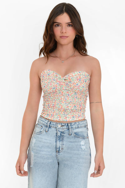 Top corto strapless, de mesh, estampado floral, fit ajustado, escote corazon con nudo frontal y plisados decorativos.