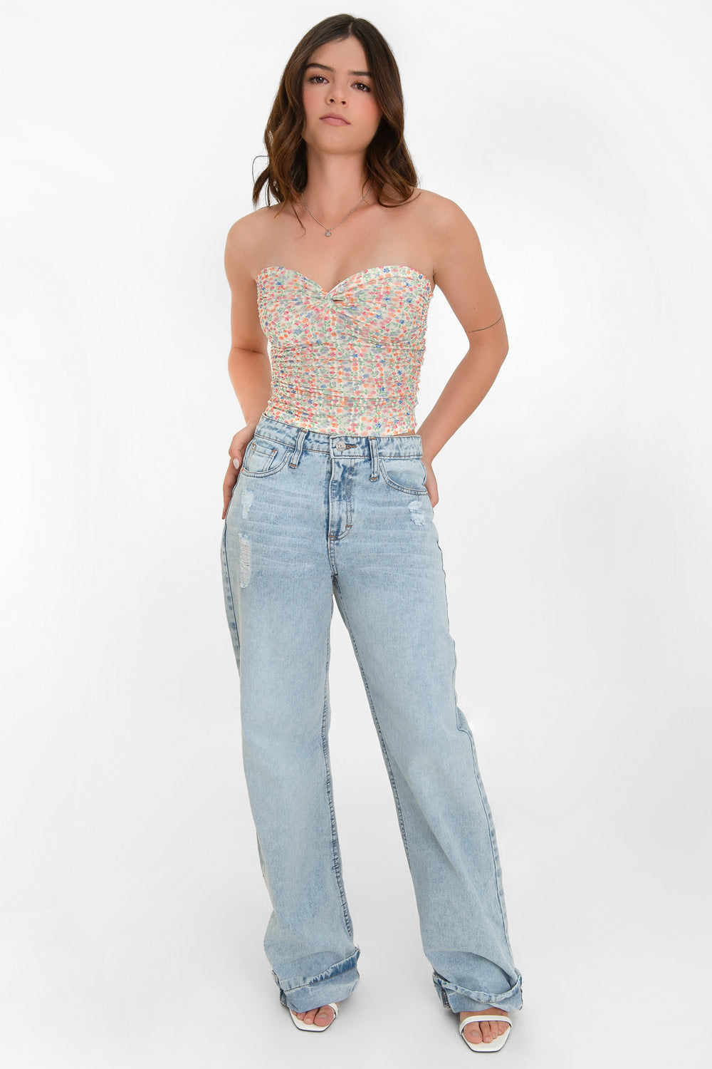 Top corto strapless, de mesh, estampado floral, fit ajustado, escote corazon con nudo frontal y plisados decorativos.