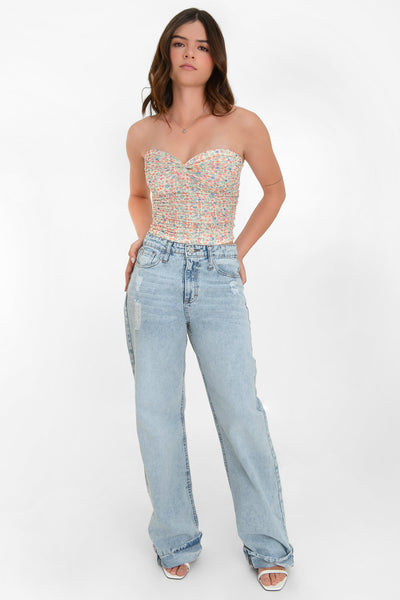 Top corto strapless, de mesh, estampado floral, fit ajustado, escote corazon con nudo frontal y plisados decorativos.