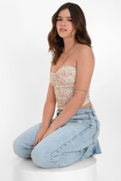 Top corto strapless, de mesh, estampado floral, fit ajustado, escote corazon con nudo frontal y plisados decorativos.