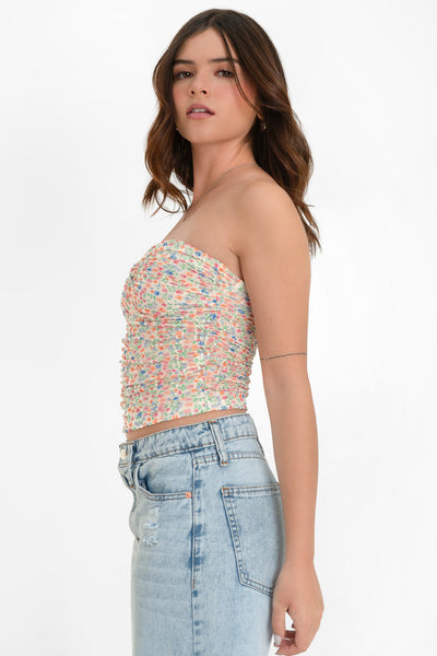 Top corto strapless, de mesh, estampado floral, fit ajustado, escote corazon con nudo frontal y plisados decorativos.