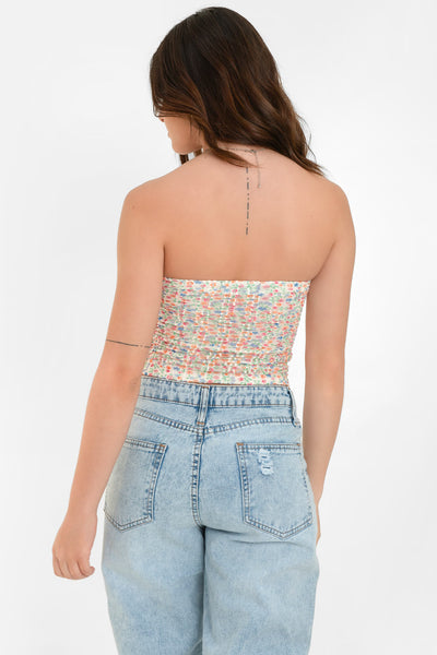 Top corto strapless, de mesh, estampado floral, fit ajustado, escote corazon con nudo frontal y plisados decorativos.