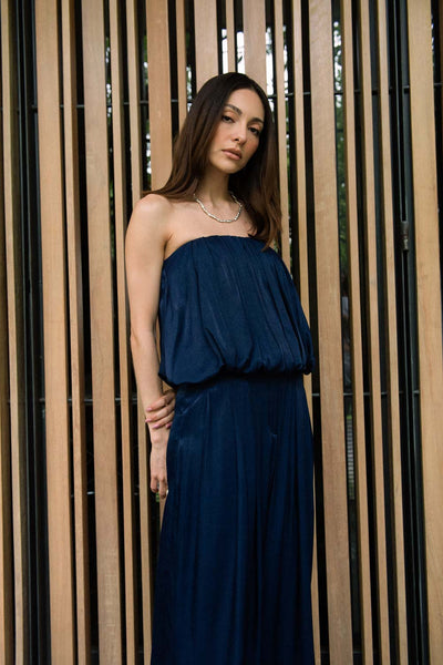 Top strapless globo de fit abullonado, escote recto y volumen en bajo. Cierre posterior con cremallera oculta.