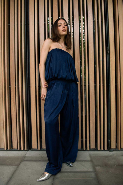 Top strapless globo de fit abullonado, escote recto y volumen en bajo. Cierre posterior con cremallera oculta.