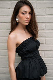 Top strapless con peplum globo, fit ajustado, escote recto con rib elástico y olanes en borde, plisados con rib elástico en cintura y bajo con acabado en volumen.