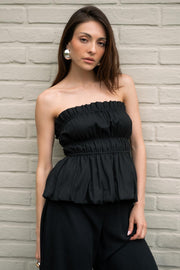 Top strapless con peplum globo, fit ajustado, escote recto con rib elástico y olanes en borde, plisados con rib elástico en cintura y bajo con acabado en volumen.