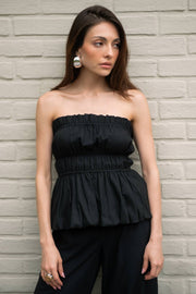 Top strapless con peplum globo, fit ajustado, escote recto con rib elástico y olanes en borde, plisados con rib elástico en cintura y bajo con acabado en volumen.
