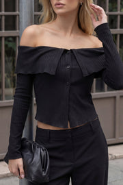 Top corto de punto canalé, fit ajustado, hombros descubiertos, escote recto con doblez en borde, manga larga y cierre frontal con hilera de botones.