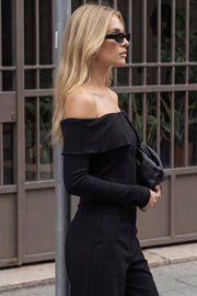 Top corto de punto canalé, fit ajustado, hombros descubiertos, escote recto con doblez en borde, manga larga y cierre frontal con hilera de botones.