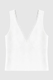 Top de fit ajustado, escote v con encaje en bordes, cortes frontales decorativos con plisados, sin mangas y detalle de textura en tejido.