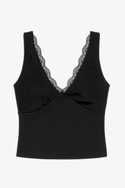 Top de fit ajustado, escote v con encaje en bordes, cortes frontales decorativos con plisados, sin mangas y detalle de textura en tejido.