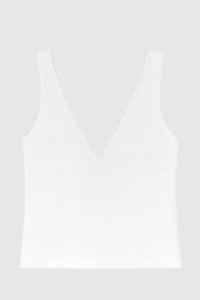 Top de fit ajustado, escote v con encaje en bordes, cortes frontales decorativos con plisados, sin mangas y detalle de textura en tejido.
