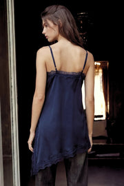 Blusa fluida larga de tirantes delgados ajustables, escote v con escote decorativo en contraste, cut out diagonal y bajo asimétrico frontal.