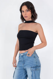 Top tubo de fit ajustado, escote recto, textura en tejido y detalle decorativo posterior de choker.