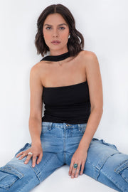 Top tubo de fit ajustado, escote recto, textura en tejido y detalle decorativo posterior de choker.