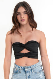 Top tubo corto de fit ajustado, escote corazón con doble nudo frontal, detalles plisados y cut out frontal.