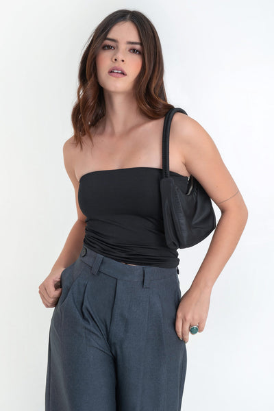 Top tubo de fit ajustado y escote recto.