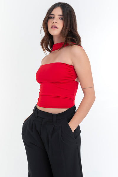 Top tubo de fit ajustado, escote recto, plisados en costados y detalle decorativo posterior de choker.
