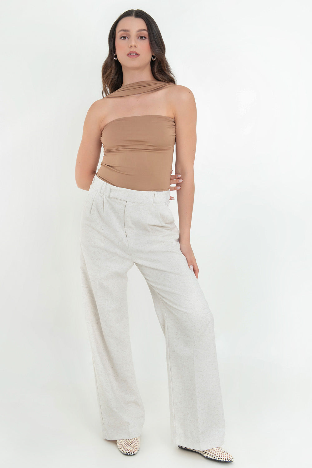 Top tubo de fit ajustado, escote recto, plisados en costados y detalle decorativo posterior de choker.