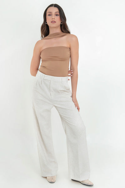 Top tubo de fit ajustado, escote recto, plisados en costados y detalle decorativo posterior de choker.