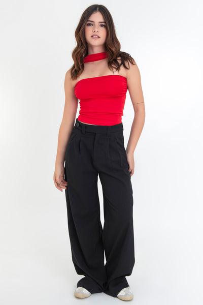 Top tubo de fit ajustado, escote recto, plisados en costados y detalle decorativo posterior de choker.