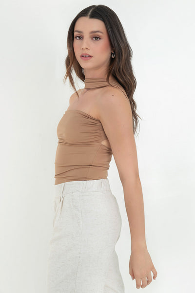 Top tubo de fit ajustado, escote recto, plisados en costados y detalle decorativo posterior de choker.