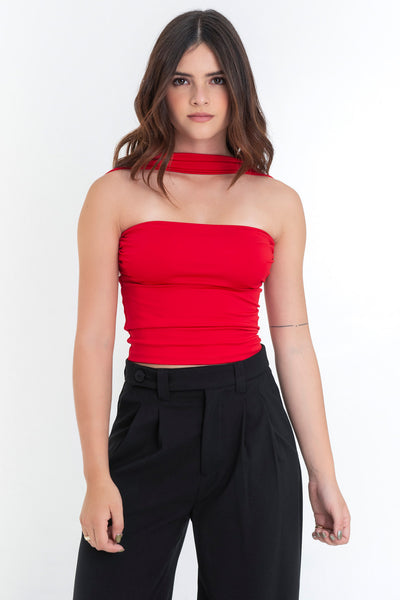 Top tubo de fit ajustado, escote recto, plisados en costados y detalle decorativo posterior de choker.