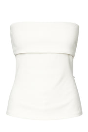 Top tubo de fit recto, strapless, escote recto con doblez decorativo en borde y detalle de abertura lateral en bajo con cremallera decorativa en contraste.