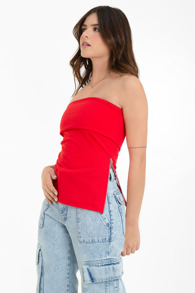 Top tubo de fit recto, strapless, escote recto con doblez decorativo en borde y detalle de abertura lateral en bajo con cremallera decorativa en contraste.